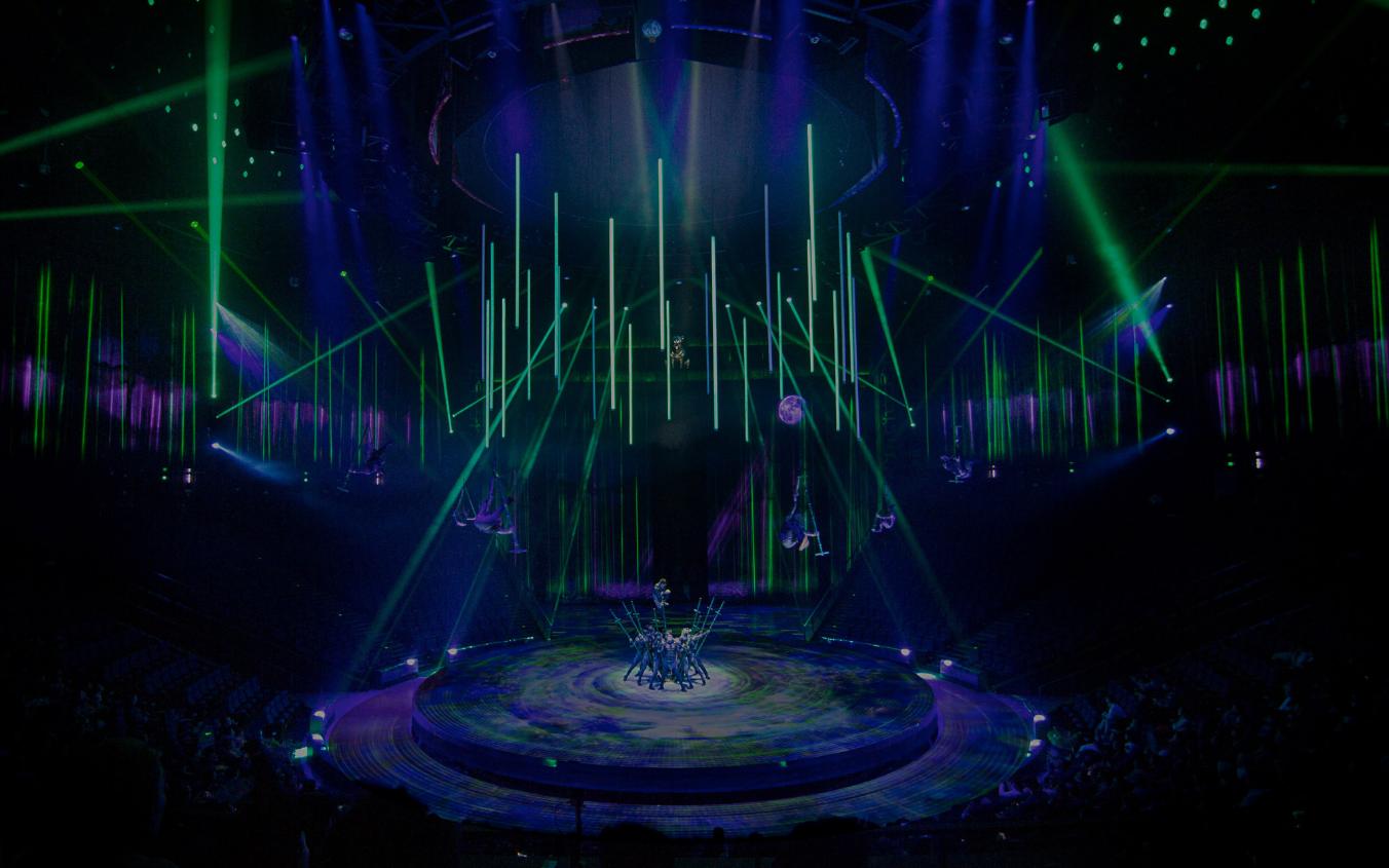 Splendor's revolving stage and 360° LED surface