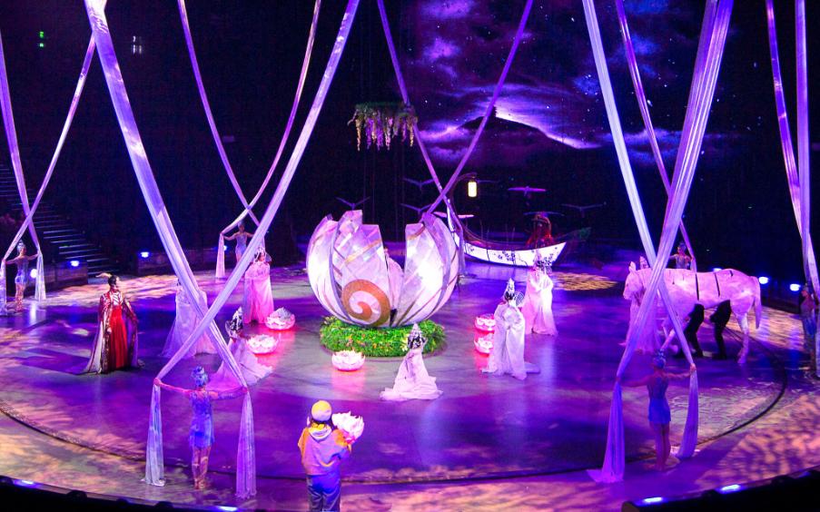 Splendor (The Taihu Show) in Wuxi: performers, silk drapes and a lotus-shaped centrepiece on a circular stage beneath a star-field projection dome.